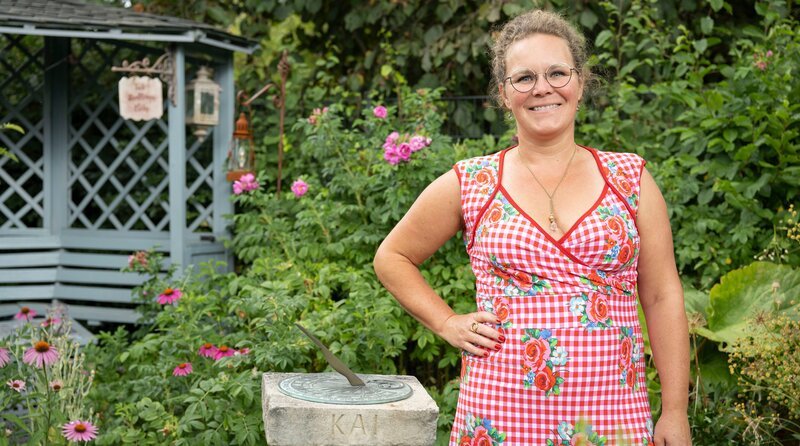 Zur fünften Gartenreise lädt Dreifach-Mama Kai Judith Wetzel in die Nordeifel in ihren Staudengarten mit Laube, Feuerstelle und vielen selbst gemachten Keramiken. Ihre große Liebe gilt England und der dortigen Gartenkultur. Von ihren jährlichen Reisen auf die britische Insel bringt sie Pflanzen als auch Dekorationselemente mit, mit denen sie Garten und Haus verschönert. – Bild: WDR/​Melanie Grande