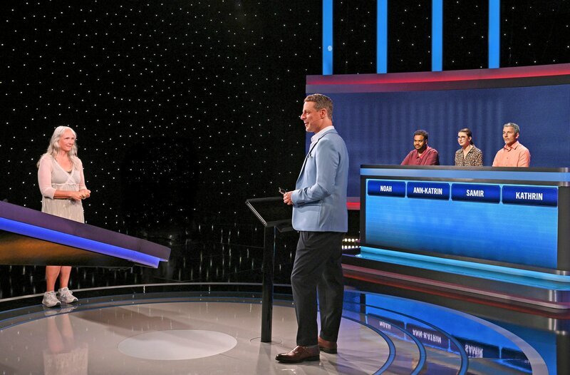 Moderator Alexander Bommes (M.) mit den Kandidat:innen: Kathrin Bohe (l.), Noah Weber (3.v.r.), Ann-Katrin Landler (2.v.r) und Samir Naji (r.). – Bild: ARD/​Uwe Ernst