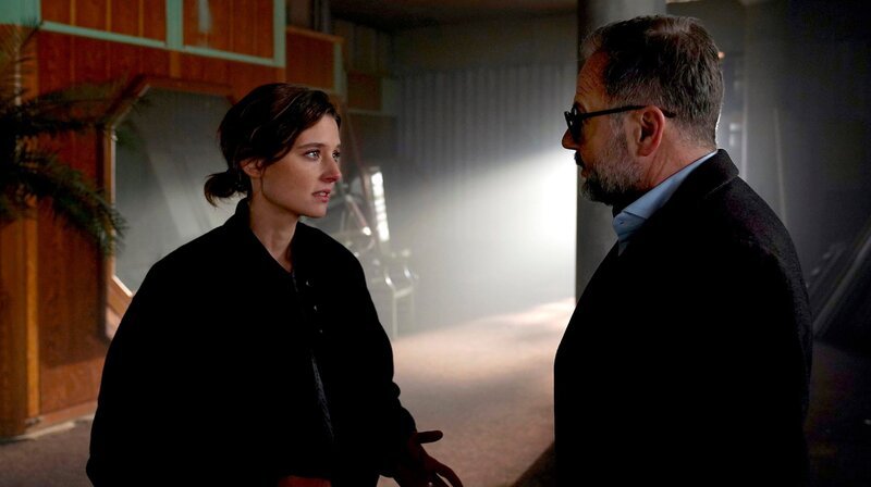 WESTDEUTSCHER RUNDFUNK KÖLN HELIX – Dreharbeiten In Berlin und Umgebung liefen bis zum 20. März 2024 die Dreharbeiten zum neuen ARD/WDR-Fernsehfilm „Helix“, nach dem gleichnamigen Bestseller-Roman von Autor Marc Elsberg. Der Thriller erzählt auf spannende Weise vom verzweifelten Kampf einer BKA-Personenschützerin um die Erfüllung ihres Kinderwunsches. Zugleich handelt der Film von der Skrupellosigkeit globaler Konzerne im Umgang mit Gentechnologie und lotet Chancen sowie moralische Grenzen dieser Technologie auf dem aktuellen Forschungsstand aus. – Svenja Jung (Rolle Helen Schilling) und Samuel Finzi (Prof. Wöllner). © WDR/near future films/Hans Joachim Pfeiffer, honorarfrei – Verwendung gemäß der AGB im engen inhaltlichen, redaktionellen Zusammenhang mit genannter WDR-Sendung und bei Nennung „Bild: WDR/near future films/Hans Joachim Pfeiffer“ (S2). WDR Kommunikation/Redaktion Bild, Köln, Tel: 0221/220 -7132 oder -7133, Fax: -777132, bildkommunikation@wdr.de – Bild: WDR/near future films/Hans Joachim Pfeiffer WESTDEUTSCHER RUNDFUNK KÖLN HELIX – Dreharbeiten In Berlin und Umgebung liefen bis zum 20. März 2024 die Dreharbeiten zum neuen ARD/WDR-Fernsehfilm „Helix“, nach dem gleichnamigen Bestseller-Roman von Autor Marc Elsberg. Der Thriller erzählt auf spannende Weise vom verzweifelten Kampf einer BKA-Personenschützerin um die Erfüllung ihres Kinderwunsches. Zugleich handelt der Film von der Skrupellosigkeit globaler Konzerne im Umgang mit Gentechnologie und lotet Chancen sowie moralische Grenzen dieser Technologie auf dem aktuellen Forschungsstand aus. – Svenja Jung (Rolle Helen Schilling) und Samuel Finzi (Prof. Wöllner). © WDR/near future films/Hans Joachim Pfeiffer, honorarfrei – Verwendung gemäß der AGB im engen inhaltlichen, redaktionellen Zusammenhang mit genannter WDR-Sendung und bei Nennung „Bild: WDR/near future films/Hans Joachim Pfeiffer“ (S2). WDR Kommunikation/Redaktion Bild, Köln, Tel: 0221/220 -7132 oder -7133, Fax: -777132, bildkommunikation@wdr.de – Bild: WDR/near future films/Hans Joachim Pfeiffer