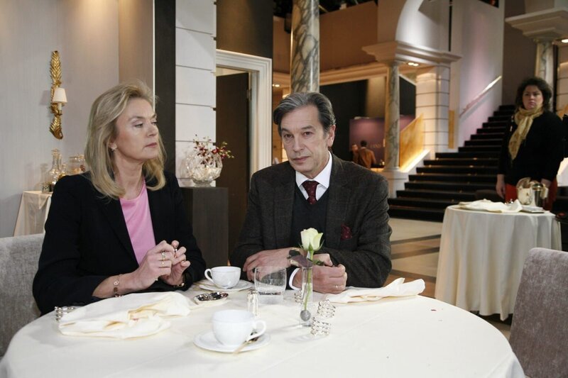 Elisabeth (Birte Berg, l.) ist enttäuscht von Julius (Günter Barton, r.) und macht ihm klar, dass er zu weit gegangen ist … – Bild: SAT.1