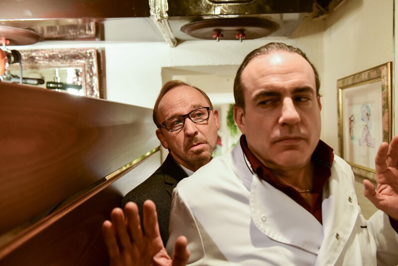 v.li.: Ludwig Schaller (Alexander Held) überrumpelt Maurizio (Miguel Abrantes Ostrowski). – Bild: ORF/​ZDF/​Jürgen Olczyk
