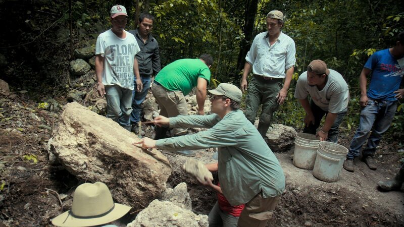 In the Guatemalan jungle, archaeologists discover extensive cave systems that show evidence of cruel sacrificial rites. – Bild: National Geographic