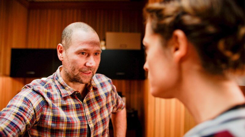 Sunny (Friederike Becht) befragt ihren Kollegen Ronny (Chris Lopatta) zu der verhängnisvollen Feier. – Bild: ORF/​Beta Film/​Rowboat/​MDR/​Degeto/​Stephan Rabold
