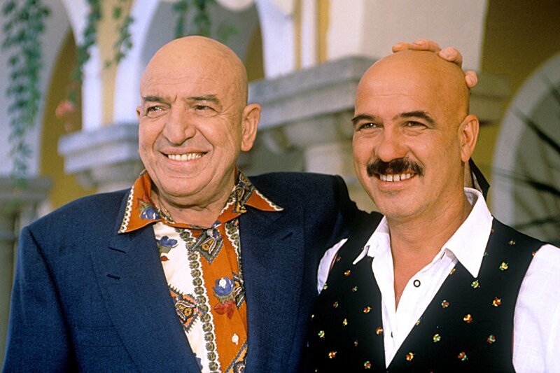(v.li.): Teddy (Telly Savalas), Josip (Otto W. Retzer). – Bild: ORF 2