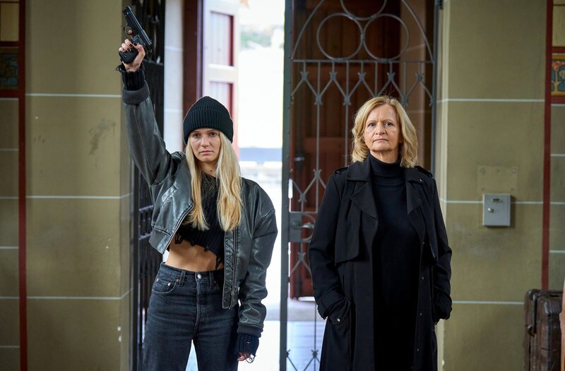 Gisela Rösler (Johanna Gastdorf, r.) und Michelle Amsel (Leonie Wesselow, l.) dringen während des Gottesdiestes in die Kirche ein und fordern ihr verlorenes Geld von den Hengaschern zurück. – Bild: ARD/​Frank Dicks