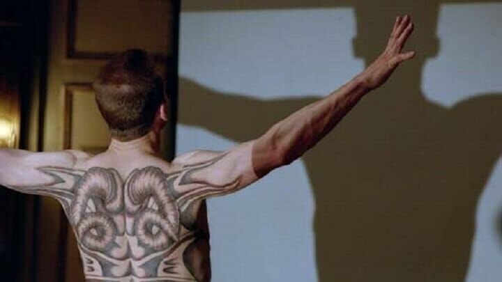 Francis Dolarhyde (Ralph Fiennes) glaubt, dass er sich bald in den „Roten Drachen“ verwandeln wird. – Bild: OTCM Francis Dolarhyde (Ralph Fiennes) glaubt, dass er sich bald in den „Roten Drachen“ verwandeln wird. – Bild: OTCM