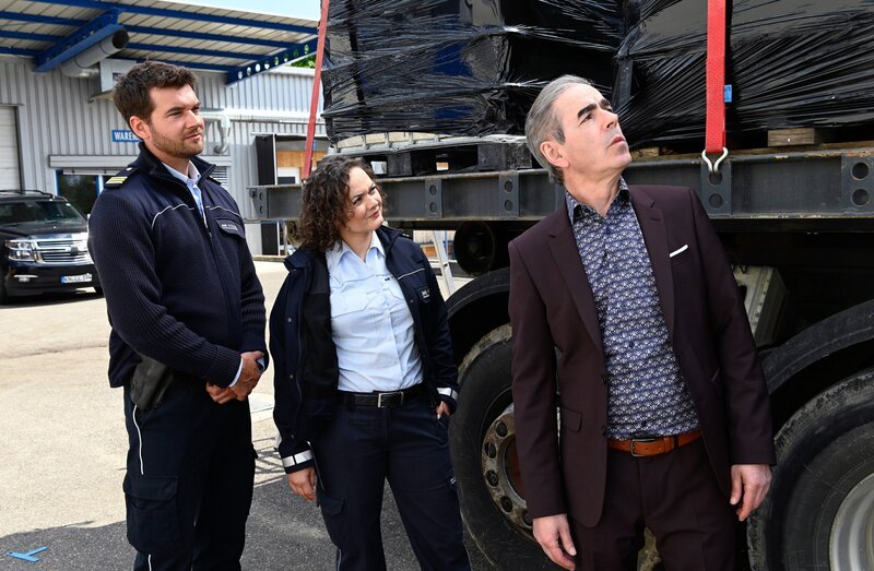 Julia Demmler (Wendy Güntensperger, M.) und Jakob Frings (Max König, l.) ermitteln im Umfeld des Fischgroßhändlers Bulat Umarow (Oscar Ortega, r.). War er nur in dubiose Geschäfte verwickelt oder auch in einen Mord? – Bild: ORF/​Bavaria/​ARD/​SWR/​Laurent Trümper