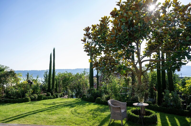 Die heutige Gartenreise führt in den mediterranen Garten von Petra Wichert und ihrer Familie im baden-württembergischen Sipplingen mit Blick auf den Bodensee. – Bild: WDR/​Melanie Grande
