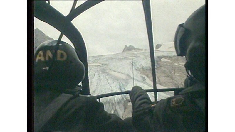 1985 fanden Flugretter einen drei Wochen vermissten Amerikaner am Dachstein. – Bild: ORF/​ORF III
