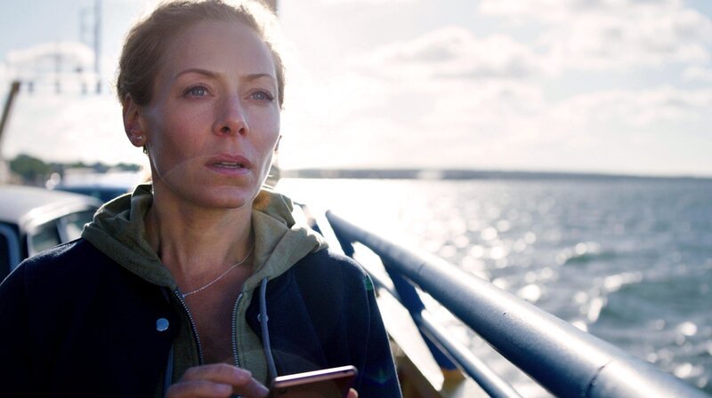 Maria Wern (Eva Röse) geht ein schauerlicher Mordfall sehr nahe, zumal die Alleinerziehende vor einem Burn-out steht. – Bild: PLURIMEDIA (ARD Degeto /​ Warner Bros. /​ Rebecca Moen)