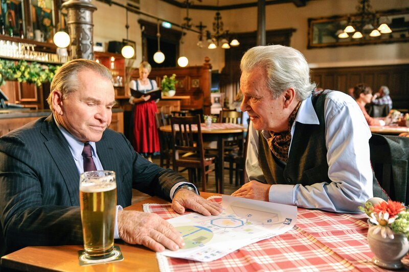 Graf von Benningen plant den Abriss des Klosters (v.li.: Fritz Wepper, Peter Sattmann). – Bild: ORF 2