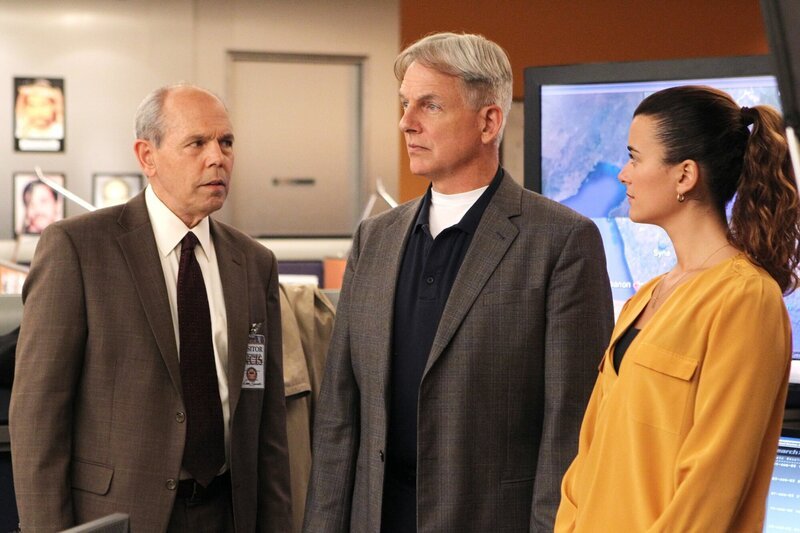 Ermitteln gemeinsam mit FBI-Agent Fornell (Joe Spano, l.): Gibbs (Mark Harmon, M.) und Ziva (Cote de Pablo, r.) … – Bild: CBS Television