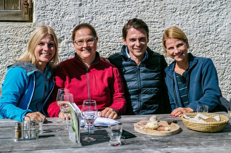 Daria Sprenger, Marlene Sprenger, Peter Schneeberger und Kristina Sprenger. – Bild: ORF 2