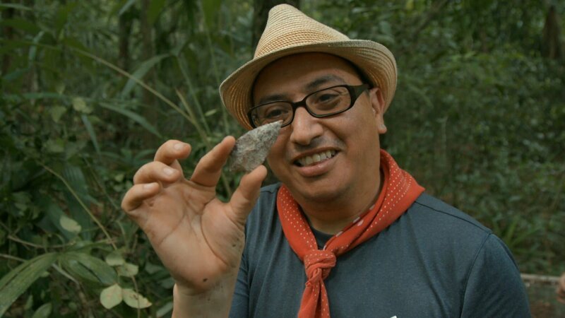 Edwin Roman Ramirez holding arrow heads. – Bild: National Geographic