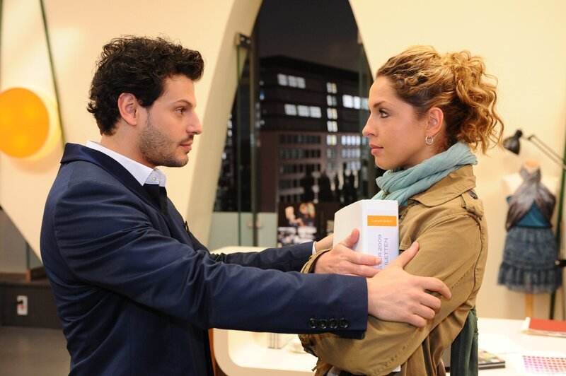 Nina (Maria Wedig, r.) unterbindet die Nähe, die sich anlässlich ihres Unschuldsverdachts zwischen ihr und Luca (Manuel Cortez, l.) aufgebaut hat. – Bild: Oliver Ziebe