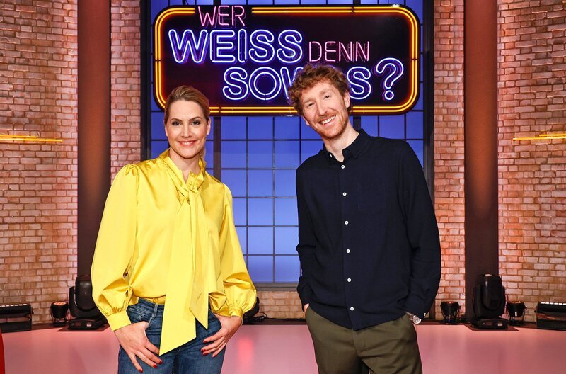 Als Kandidat:innen zu Gast bei „Wer weiß denn sowas?“: Die „Tagesschau“-Sprecherin und Fernsehmoderatorin Judith Rakers (l.) und der Schauspieler und Fernsehmoderator Louis Klamroth (r.). – Bild: ARD/​Morris Mac Matzen
