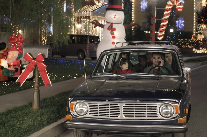 Machen sich auf zur Weihnachtsfeier in Schmidts Büro: (v.l.n.r.) Jess (Zooey Deschanel), Cece (Hannah Simone), Winston (Lamorne Morris), Nick (Jake M. Johnson) und Schmidt (Max Greenfield) … – Bild: PORT /​ OSNC