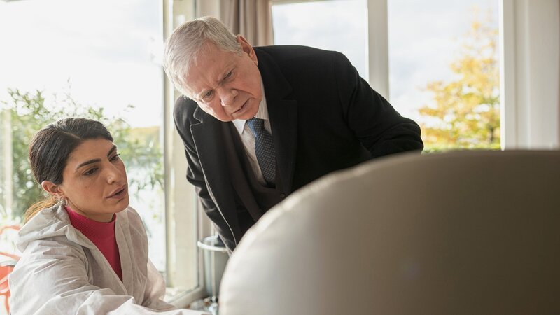 Analysieren die Spuren am Tatort: Shadi Hedayati als Dr. Sarah Darbandi, Rainer Hunold als Bernd Reuther – Bild: SRF/​ZDF/​Daniel Dornhöfer