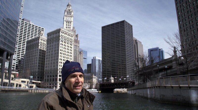 Moderator und Fernsehproduzent, Geoffrey Bear, gibt Flussführungen auf dem Chicago River. – Bild: MDR/​RBB/​José Luis Ocejo