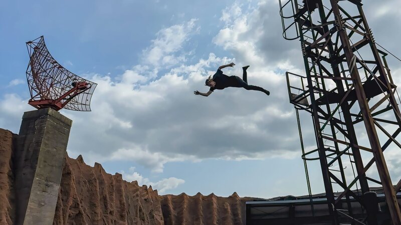 Die Stuntfrau Cecilia Diesch trainiert auf dem Gelände des Filmparks Babelsberg High-Falls. Aus 14 Metern Höhe stürzt sie sich auf ein Luftkissen. – Bild: 3sat