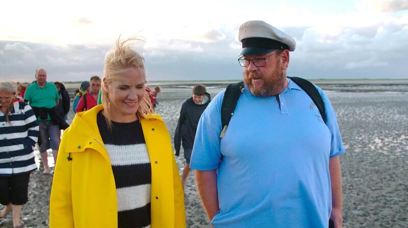 Judith Rakers und der „singende Wattführer“ Albertus Akkermann. – Bild: ZDF/​NDR/​Doclights GmbH/​Nils Göhringe