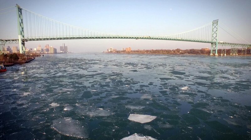 Der Detroit River ist eine Landesgrenze. Links die USA und die Stadt Detroit, rechts das kanadische Ufer. – Bild: MDR/​RBB/​José Luis Ocejo