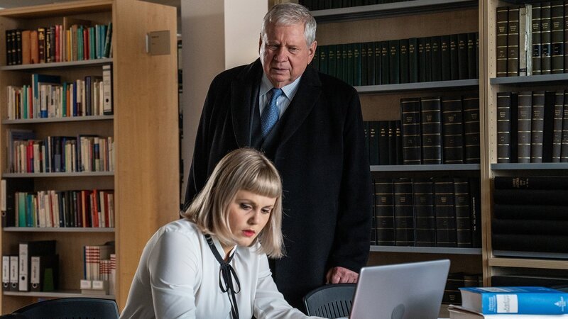 Paulina Alpen als Dr. Alina Berg, Rainer Hunold als Bernd Reuther – Bild: SRF/​ZDF/​Bettina Müller