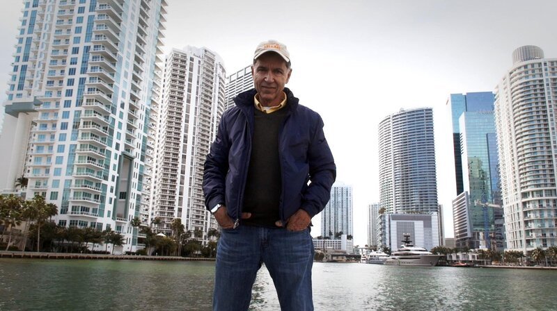 Historiker und Miami River Tour Guide, Paul George, in der Mündung des Miami River. – Bild: MDR/​RBB/​José Luis Ocejo