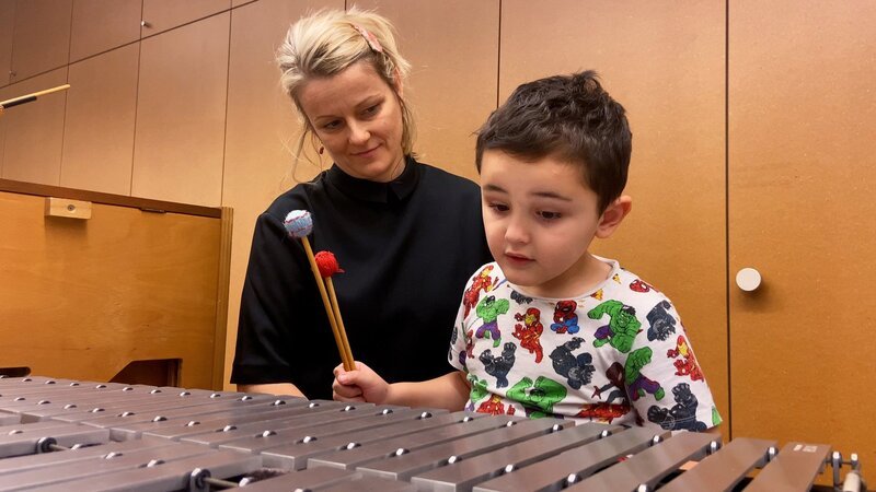 Sternstunde Musik Musiktherapie – Im Rhythmus des Lebens Musiktherapie am Xylophon – Bild: SRF