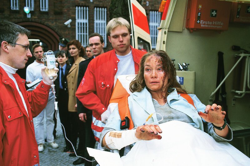 Dagmar (Kristiane Kupfer) wird abtransportiert. Sie ist nach Tagen verzweifelter Befreiungsversuche aus dem Schacht völlig verrückt geworden (Sanitäter Komparsen). – Bild: RTL Deutschland