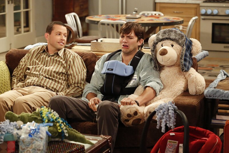 Der Traum vom Vatersein ist vorerst geplatzt. Kathy hat sich dazu entschieden, ihr Kind zu behalten. Für Walden (Ashton Kutcher, r.) und Alan (Jon Cryer, l.) bricht eine Welt zusammen … – Bild: © Warner Brothers Entertainment Inc.
