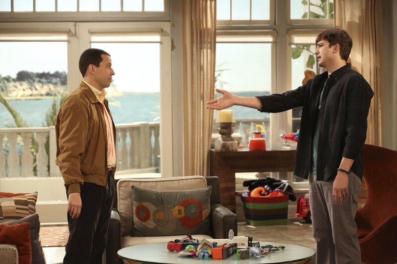 Geraten mal wieder aneinander: Walden (Ashton Kutcher, r.) und Alan (Jon Cryer, l.) … – Bild: © Warner Brothers Entertainment Inc.