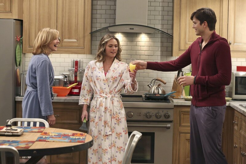 Wie wird das Leben von Lyndsey (Courtney Thorne-Smith, l.), Alan, Walden (Ashton Kutcher, r.) und Ms. McMartin (Maggie Lawson, M.) weitergehen? – Bild: © Warner Brothers Entertainment Inc.