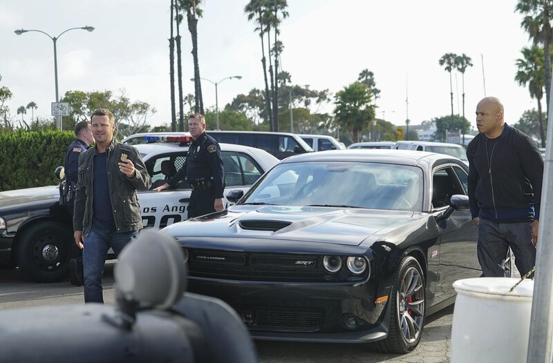 Ein Frachtcontainer, in dem eigentlich Hilfsgüter für Syrien sein sollten, löst am Flughafen von L.A. einen Strahlungsalarm aus. Das Team um Callen (Chris O’Donnell, l.) und Sam (LL Cool J, r.) wird mit dem Fall beauftragt und findet heraus, dass es sich um radioaktives Material handelt … – Bild: CBS Broadcasting, Inc. /​ Monty Brinton