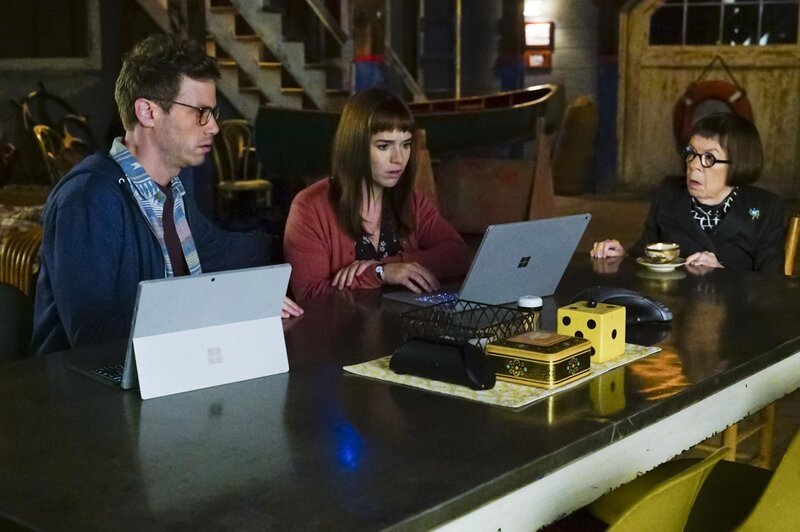 Müssen Callen, Sam, Deeks und Kensi, die in Syrien Asakeem dingfest machen wollen, von der Zentrale aus unterstützen: Nell (Felice Smith, M.), Hetty (Linda Hunt, r.) und Eric (Barrett Foa, l.) – Bild: CBS Broadcasting, Inc. /​ Richard Cartwright