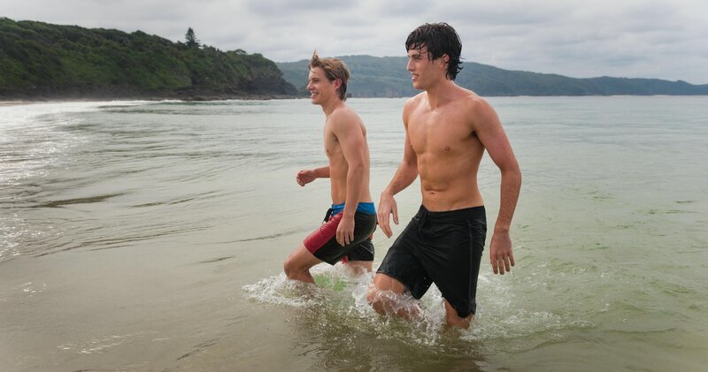 Schon als Kinder waren Roz und Lil unzertrennlich. Und auch ihre Söhne Tom (James Frecheville, r.) und Ian (Xavier Samuel, l.) verbindet eine enge Freundschaft. Doch als sich Ian entschließt, seine Gefühle zu Roz nicht länger zu verstecken, kommt es auch zwischen Lil und Tom zu einer leidenschaftlichen Affäre. Doch wird dies ihre Freundschaft zerstören? – Bild: Concorde Filmverleih GmbH