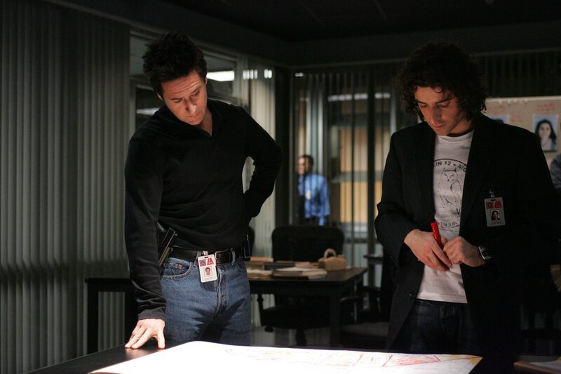 In einer abgelegenen Schlucht werden drei tote Latinas gefunden – alle Frauen sind brutal aufgeschlitzt worden. Don (Rob Morrow, l.) und Charlie (David Krumholtz, r.) machen sich mit diesem Fall vertraut … – Bild: Paramount Network Television