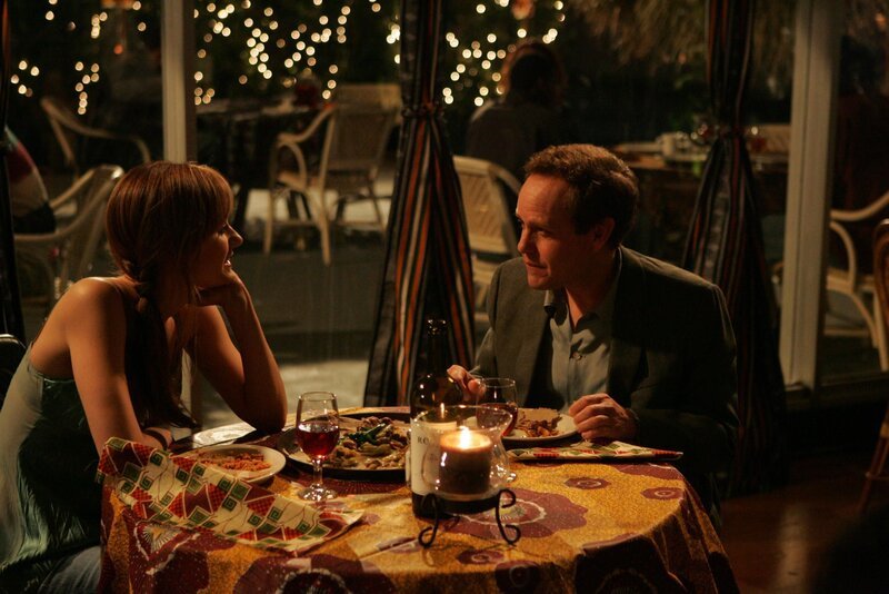 Nach einem harten Arbeitstag gönnen sich Megan (Diane Farr, l.) und Larry (Petr MacNicol, r.) ein gemütliches Abendessen … – Bild: Paramount Network Television