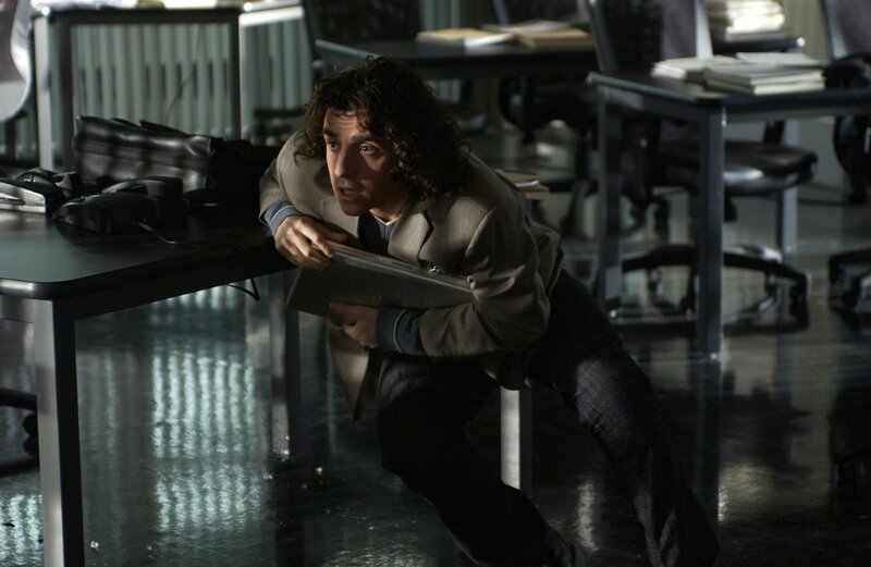 Auf das FBI-Büro wird ein Überfall verübt, dabei schlägt dicht neben Charlie (David Krumholtz) eine Kugel in eine Tafel ein. Daraufhin beschließt er das FBI-Büro nie wieder zu betreten … – Bild: Paramount Network Television