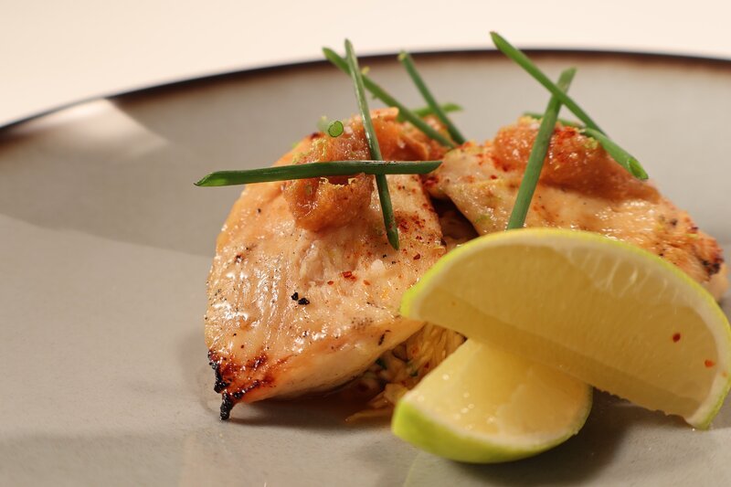 Gegrilltes Hühnchen mit Erdnusscreme. – Bild: Frank Johne /​ BR