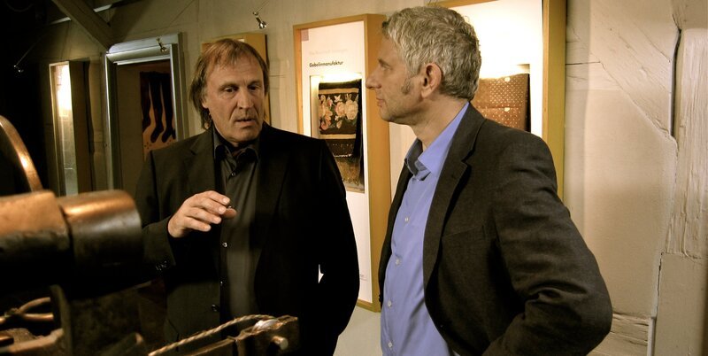 Udo Wachtveitl (rechts) mit Gesprächspartner Thomas Engelhardt, Leiter des Erlanger Stadtmuseum. – Bild: BR/​Daniel Ritter