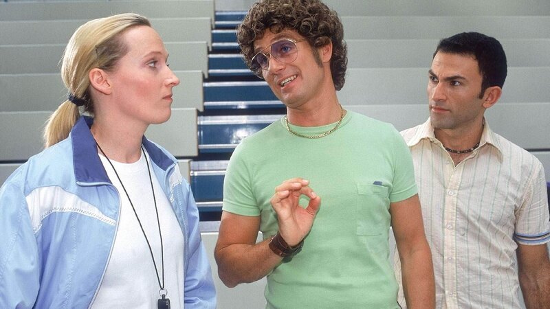 Atzes (Atze Schröder, M.) Ideen für das Sponsoring von Bines Volleyballverein haben ungeahnte Folgen: Trainerin Frieda (Janet Peschel) kündigt fristlos! (re. Fatih Cevikkollu als Murat) – Bild: Foto: RTL /​ Guido Engels