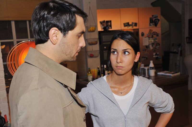 Kaan (Sinan Al Kuri) wurde ungewollt Zeuge eines Kusses zwischen Ayla (Sila Sahin) und Philip. Ayla versucht hilflos, alles zu erklären, doch Kaan möchte nichts davon hören … – Bild: RTL
