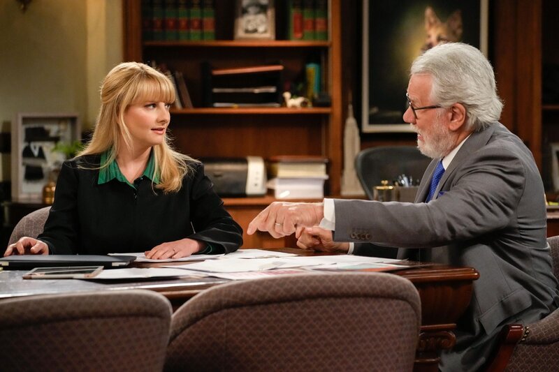 Melissa Rauch als Abby Stone und John Larroquette als Dan Fielding – Bild: Warner Bros. Entertainment Inc. & Universal Television LLC. All Rights Reserved. /​ Casey Durkin