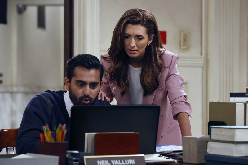 Kapil Talwalkar als Neil und India de Beaufort als Olivia Moore – Bild: Warner Bros. Entertainment Inc. & Universal Television LLC. /​ Jordin Althaus