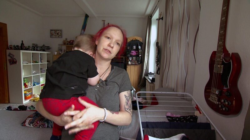 Die 37-jährige Mandy ist Mutter einer Großfamilie. Sie kümmert sich Vollzeit um die Kinder. – Bild: RTLZWEI