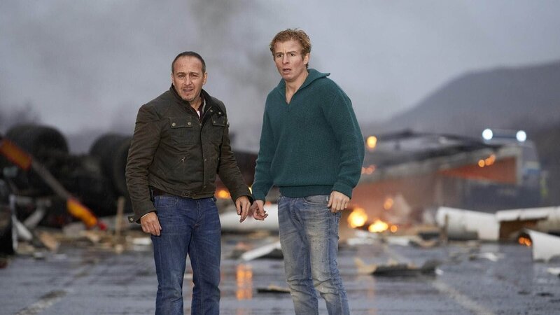 Semir (Erdogan Atalay, l.) und Paul (Daniel Roesner) blicken fassungslos auf das Chaos, das bei der Verfolgungsjagd entstanden ist. – Bild: RTL /​ Guido Engels