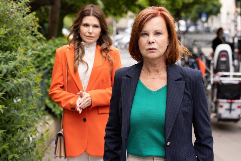 Britta (Tabea Heynig, l.) setzt sich bei Irene (Petra Blossey) engagiert für Naomis Ausbildung ein. – Bild: RTL