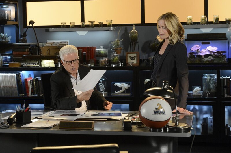D.B. Russell (Ted Danson) und Julie Finlay (Elisabeth Shue) müssen das mysteriöse Verschwinden von mehreren jungen Frauen nach dem Besuch einer bestimmten Kirche aufklären. – Bild: RTL