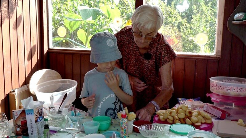 Damit es auf dem Fest keinen kulinarischen Engpass gibt, backt Rentnerin Ingrid fleißig Kuchen für die Gäste und Besucher. – Bild: RTL Zwei